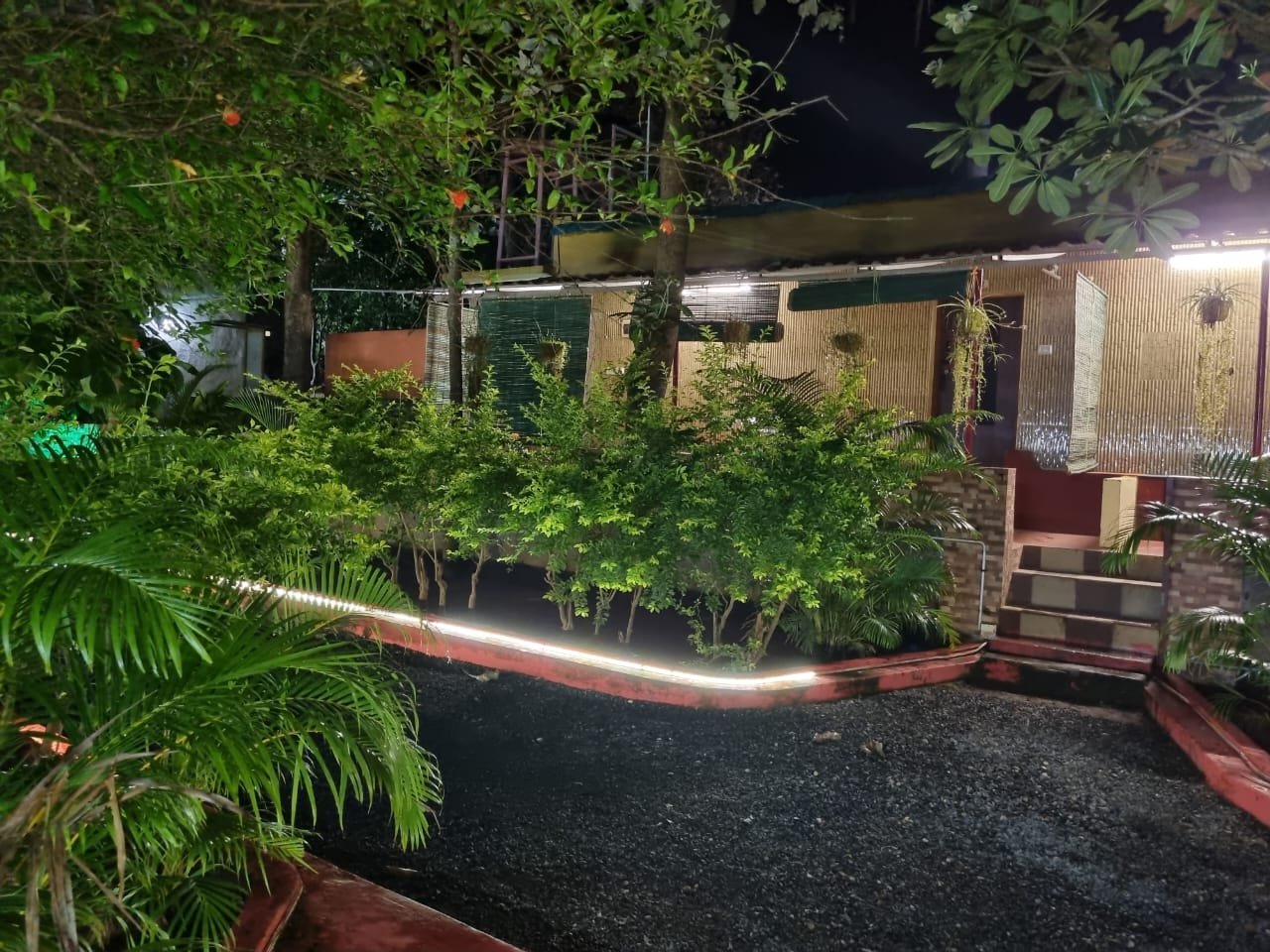 Resort with Swimming Pool Near Kerala